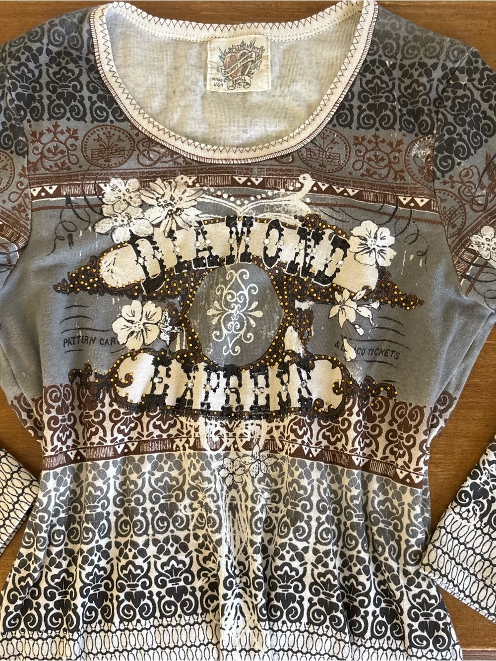 Y2K Skinny Minnie Grey Graphic Long-Sleeve Floral Tee with Gold Stud Accents